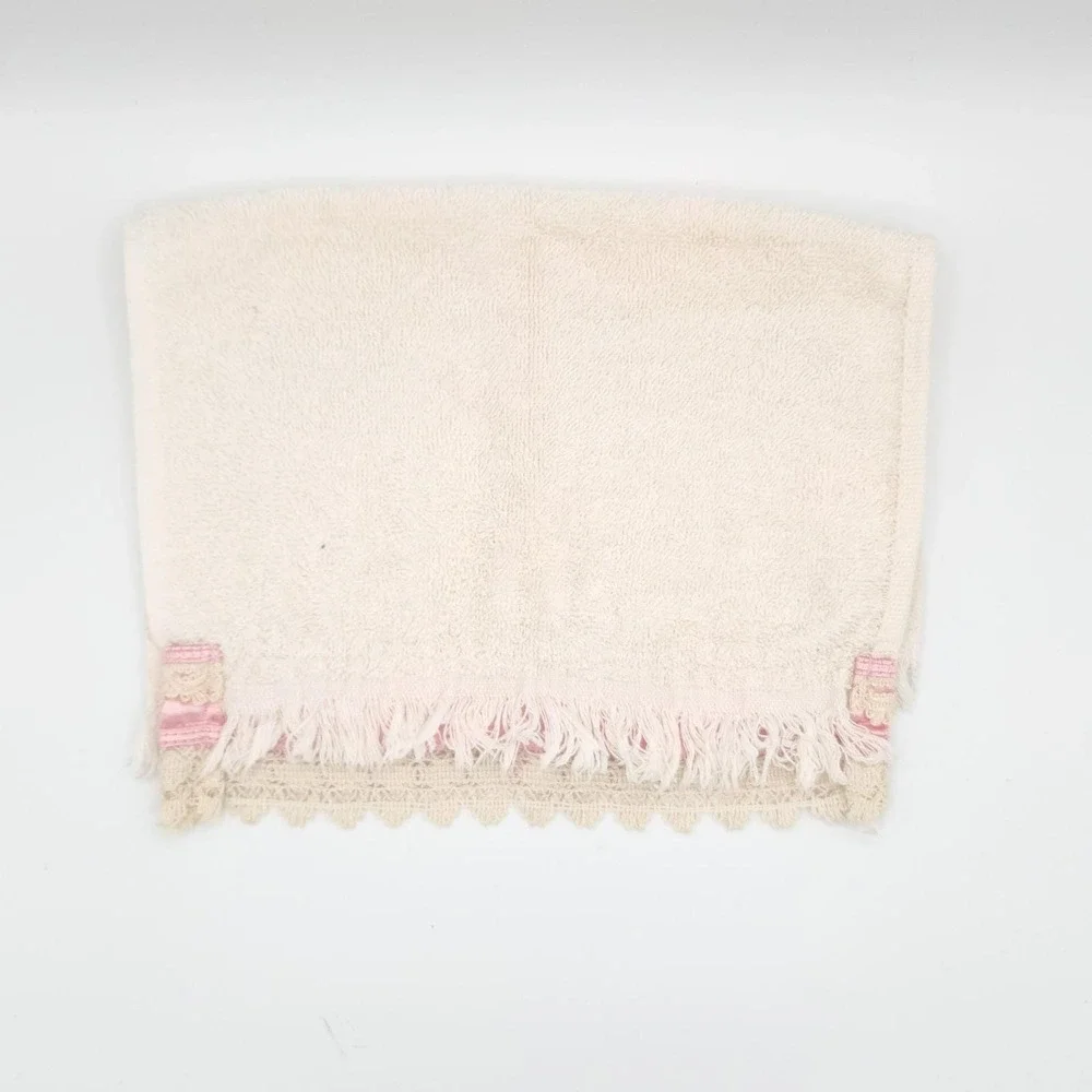 Vintage Dundee Fingertip Towel Off‎ white and pink